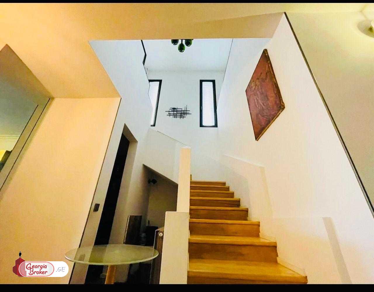 продается квартира с новым ремонтом 5-комнат