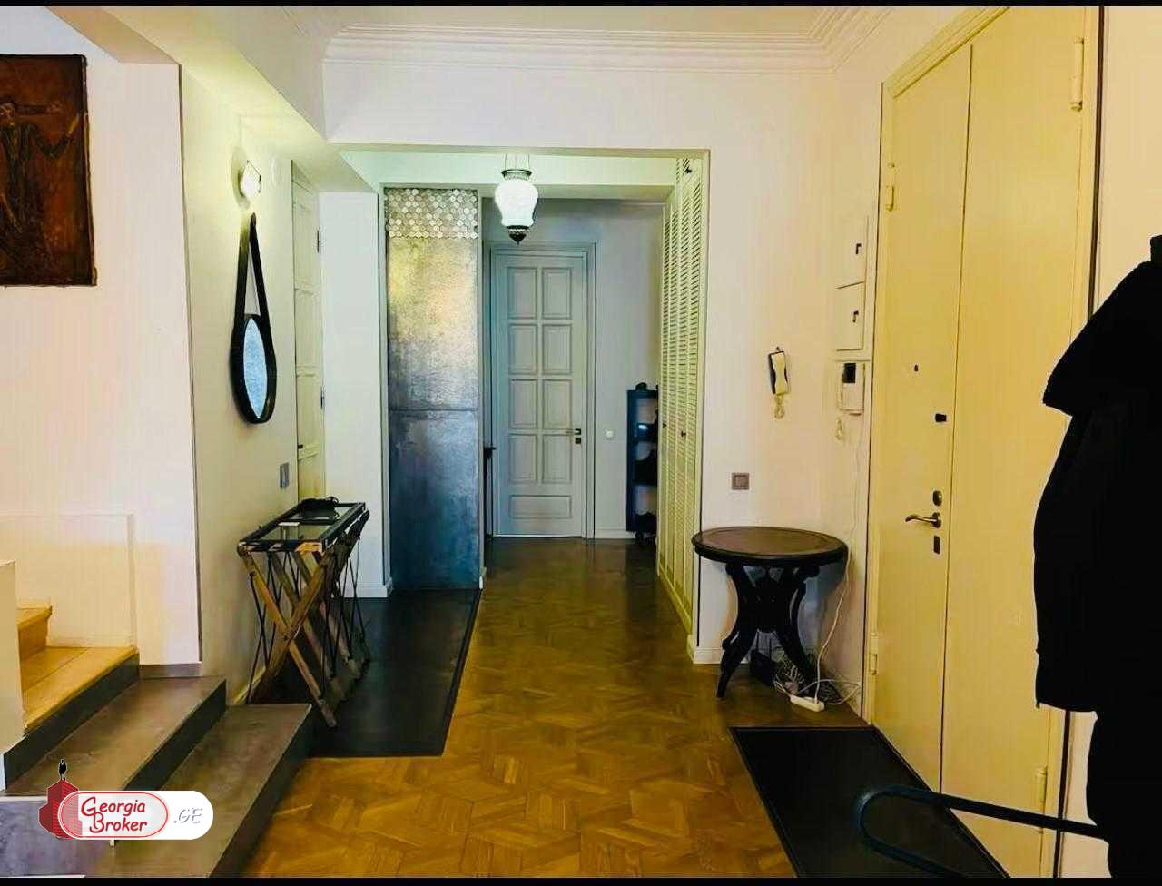 продается квартира с новым ремонтом 5-комнат