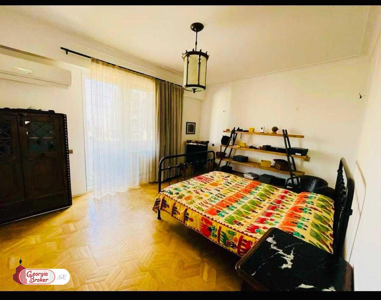 продается квартира с новым ремонтом 5-комнат