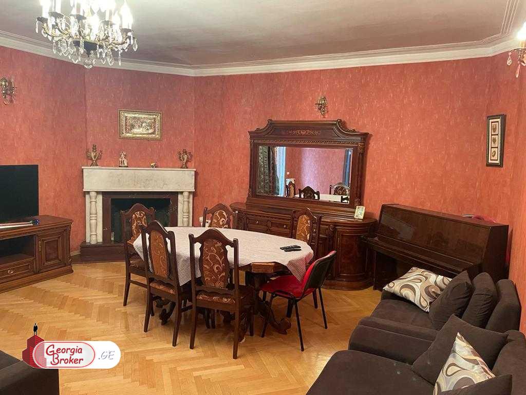 продается квартира с новым ремонтом 4-комнаты