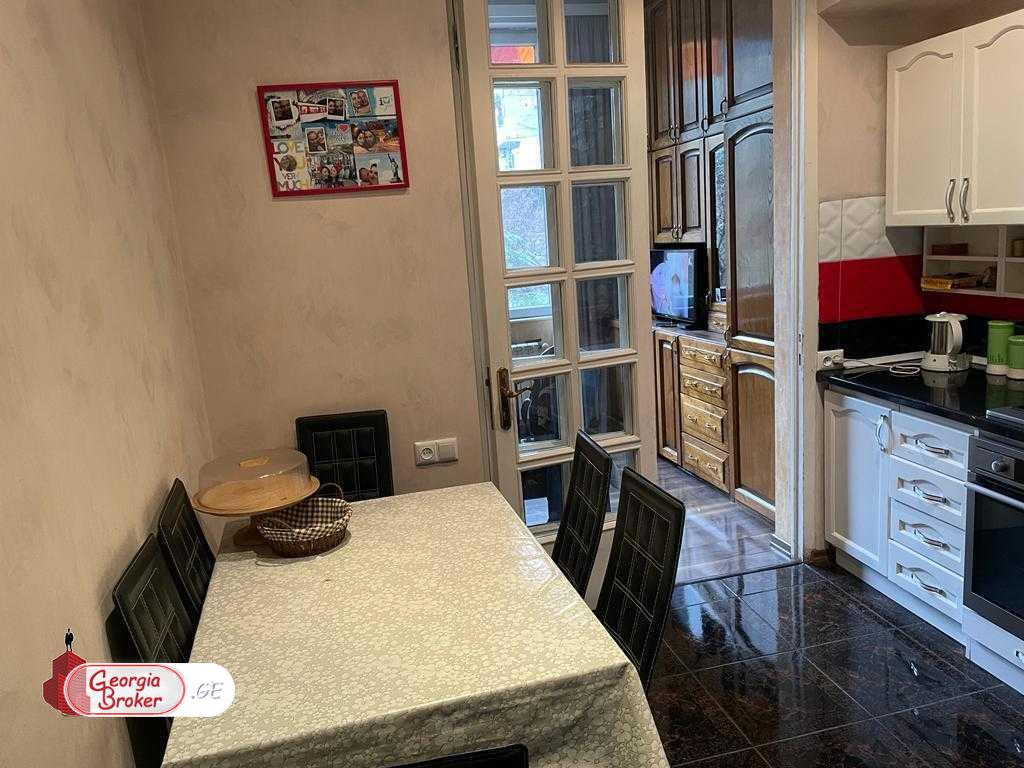 продается квартира с новым ремонтом 4-комнаты