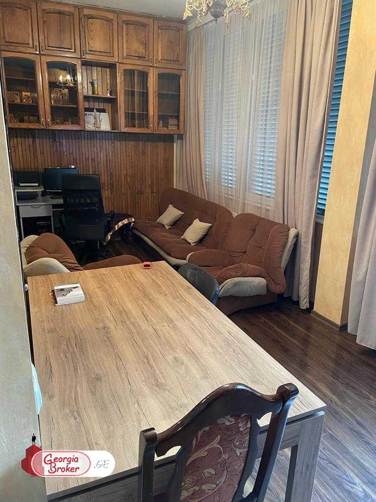 продается квартира с новым ремонтом 4-комнаты