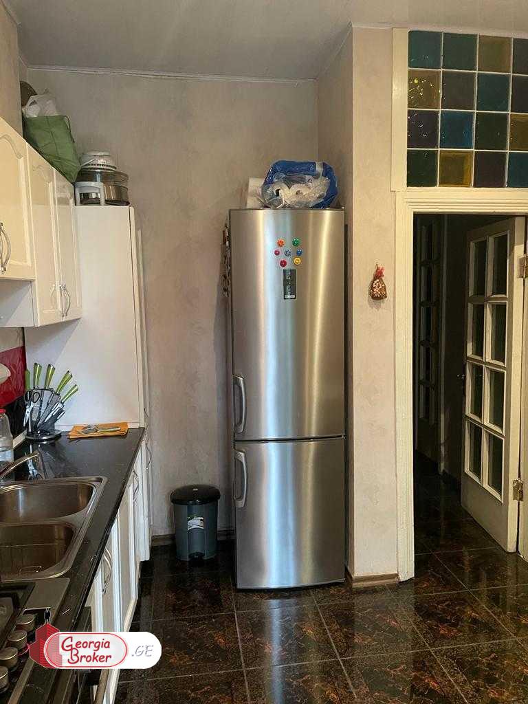 продается квартира с новым ремонтом 4-комнаты