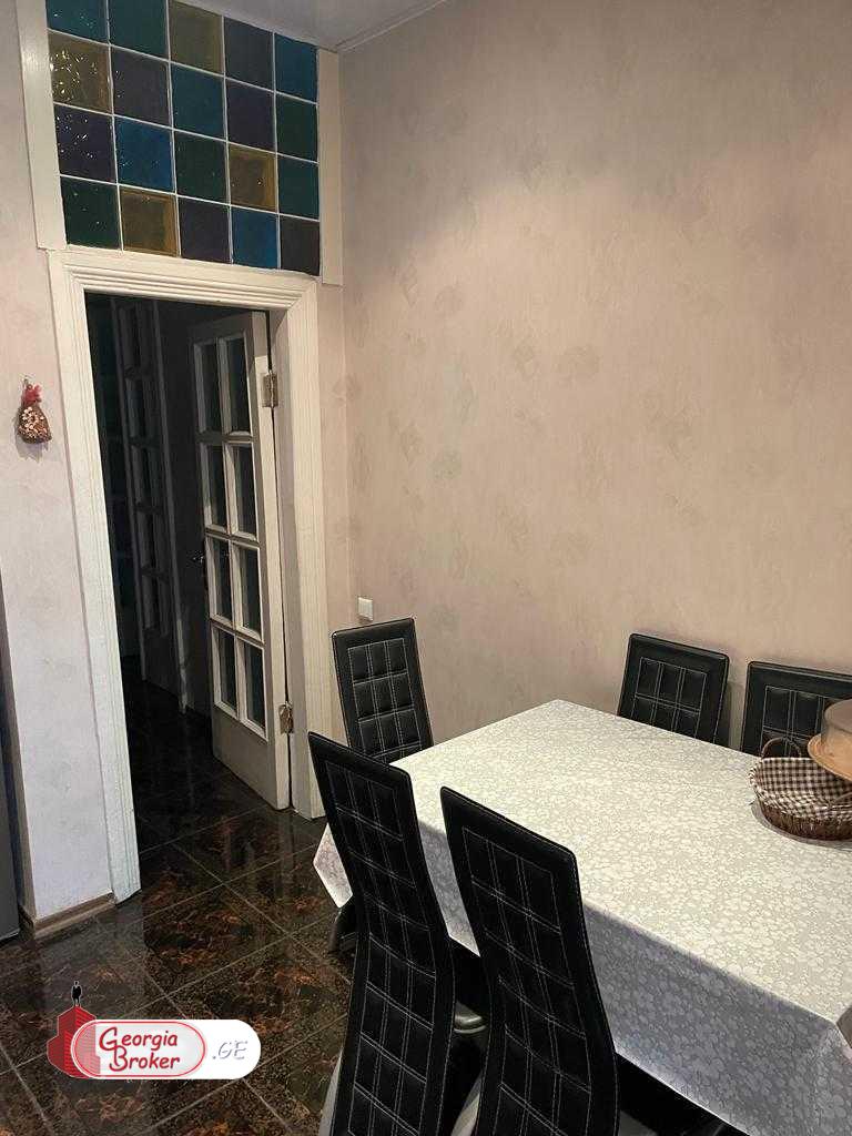 продается квартира с новым ремонтом 4-комнаты