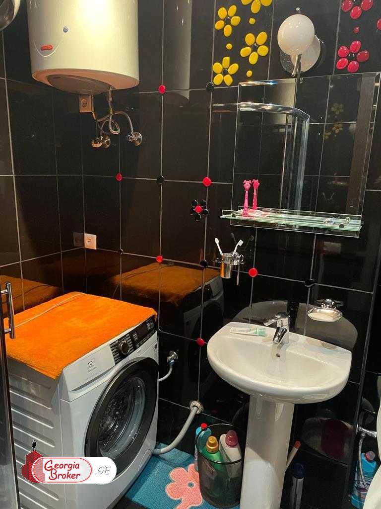 продается квартира с новым ремонтом 4-комнаты