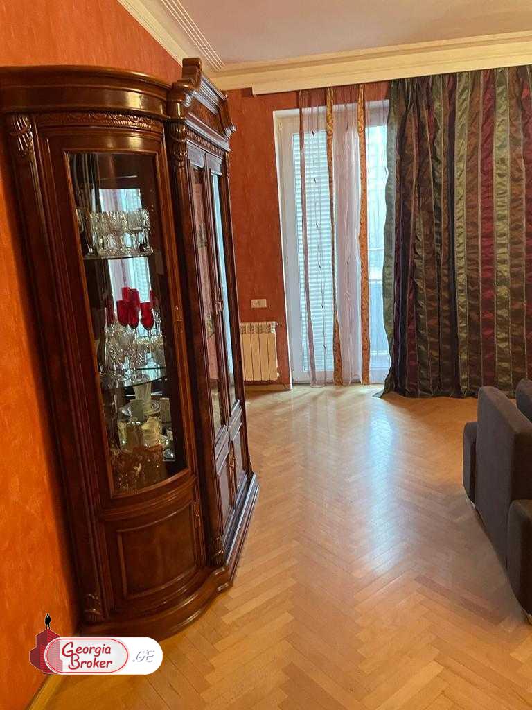 продается квартира с новым ремонтом 4-комнаты