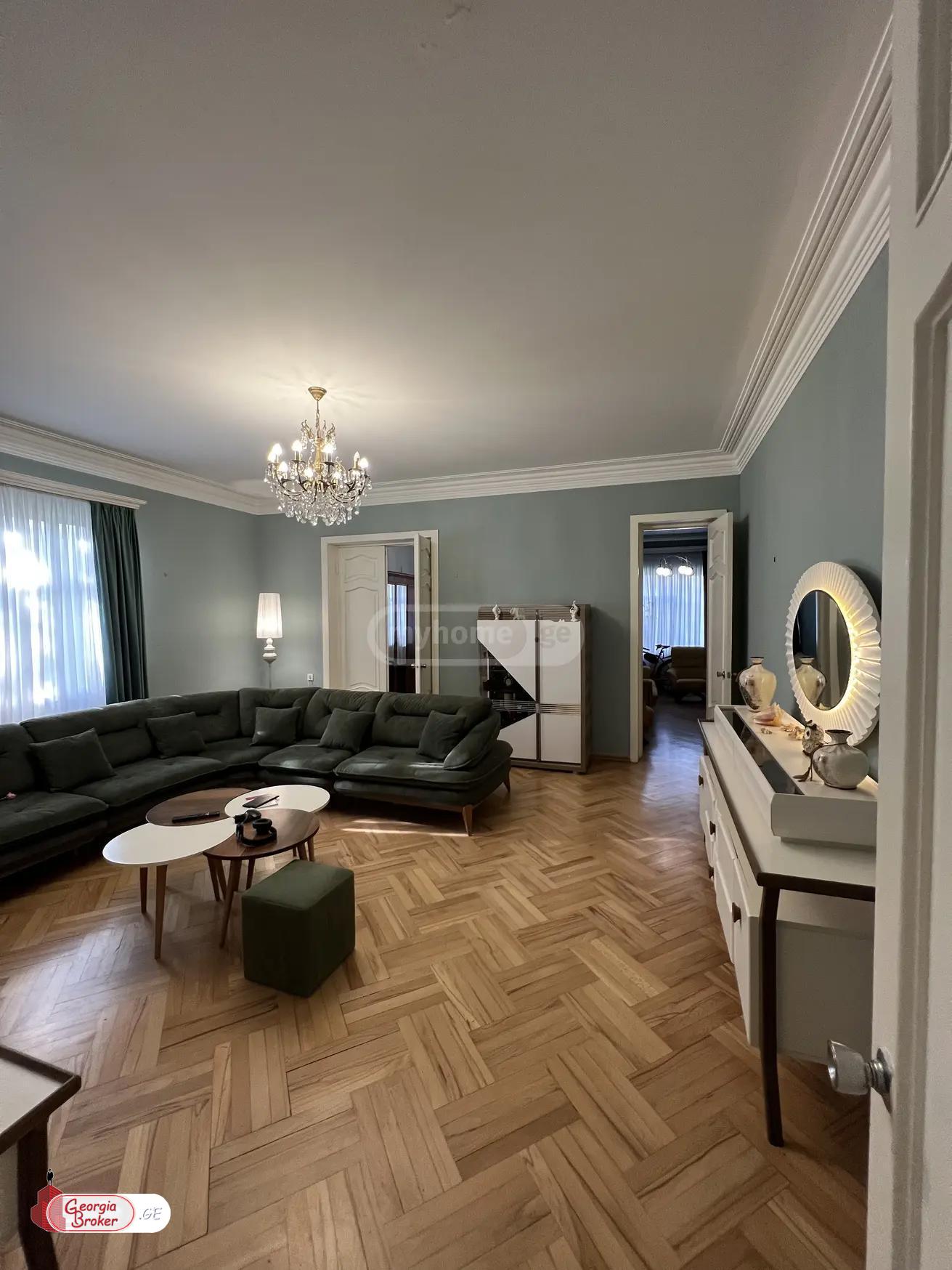 იყიდება ახალი გარემონტებული 8 ოთახიანი ბინა