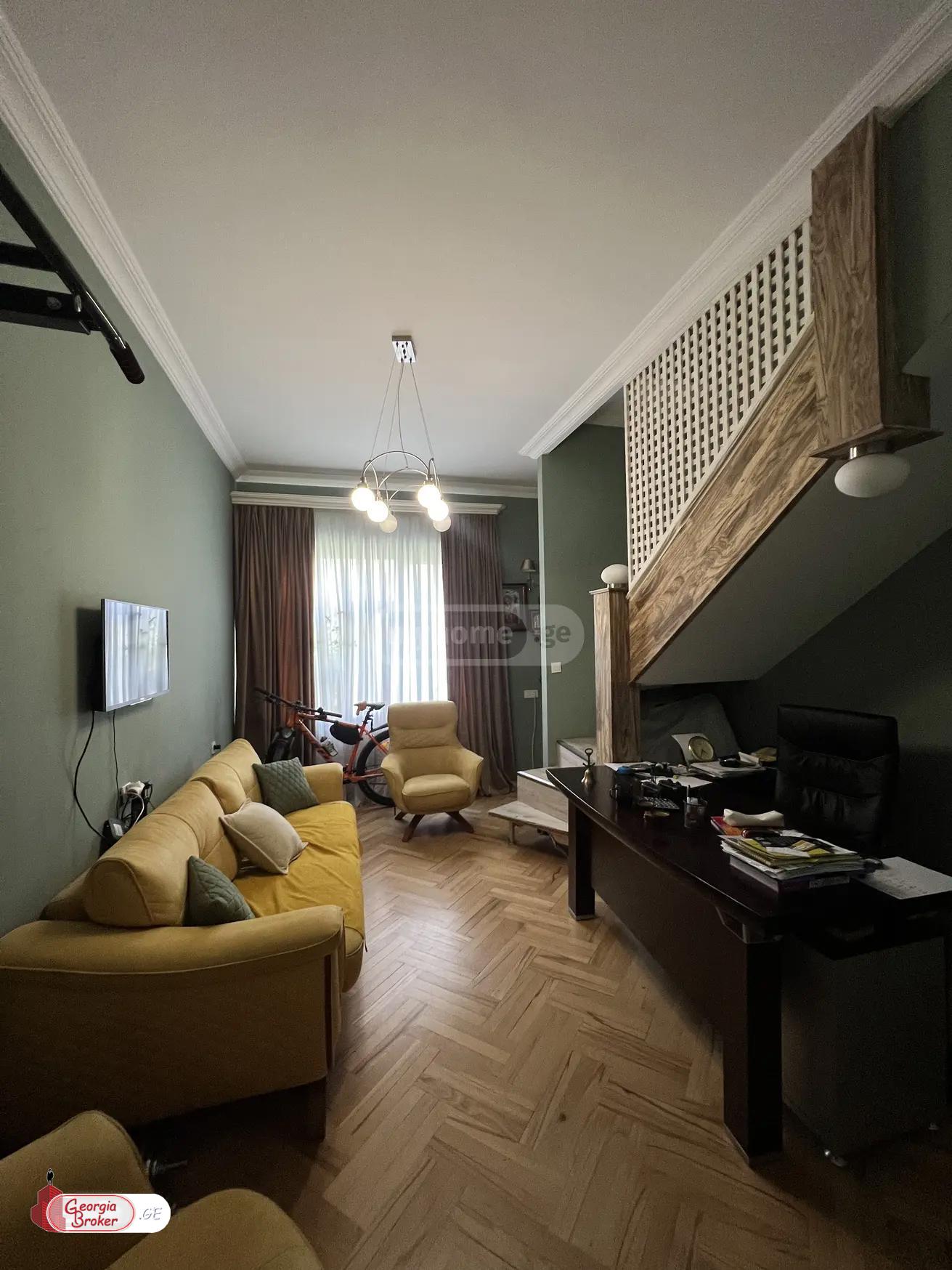 იყიდება ახალი გარემონტებული 8 ოთახიანი ბინა