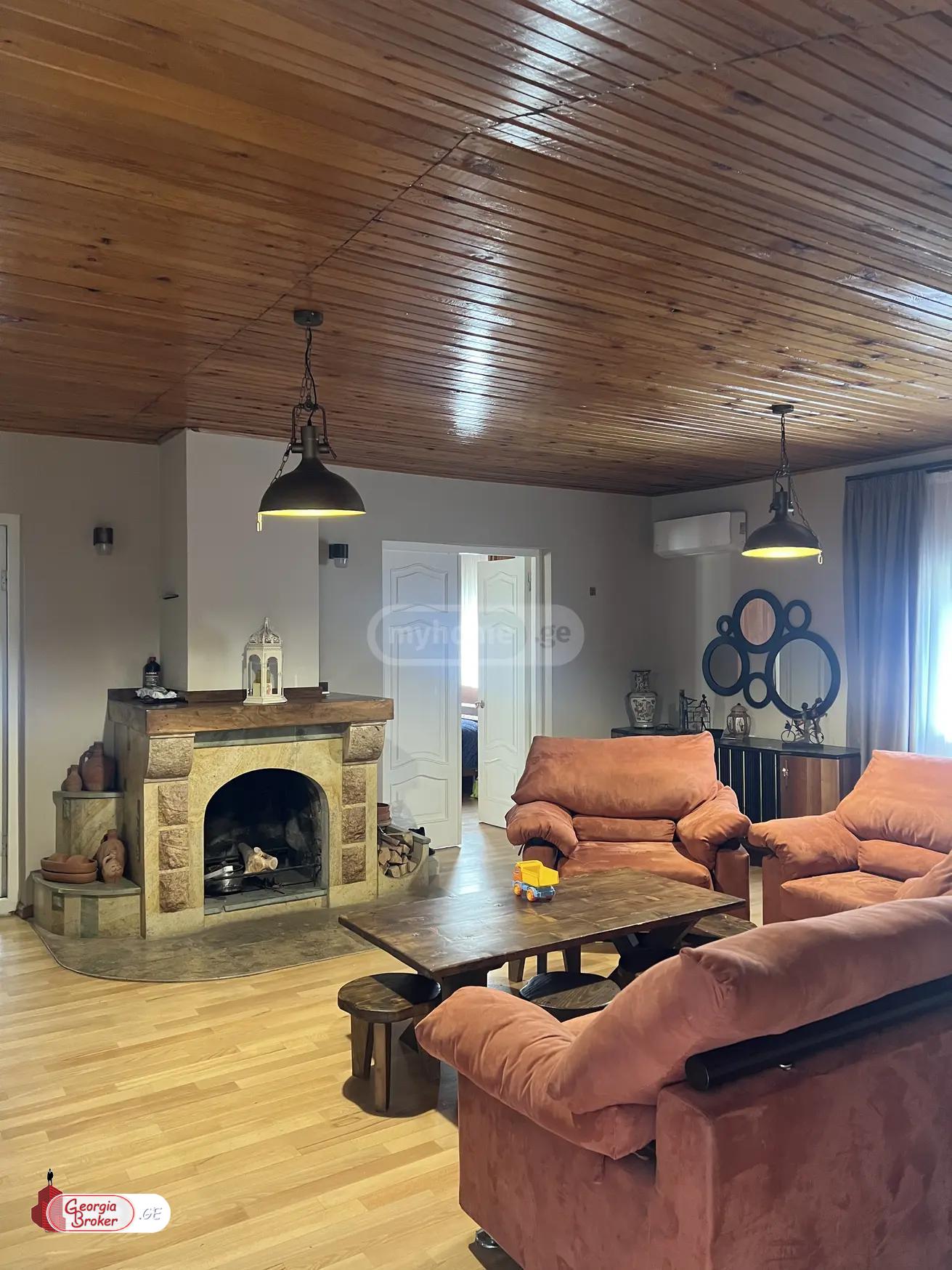 იყიდება ახალი გარემონტებული 8 ოთახიანი ბინა