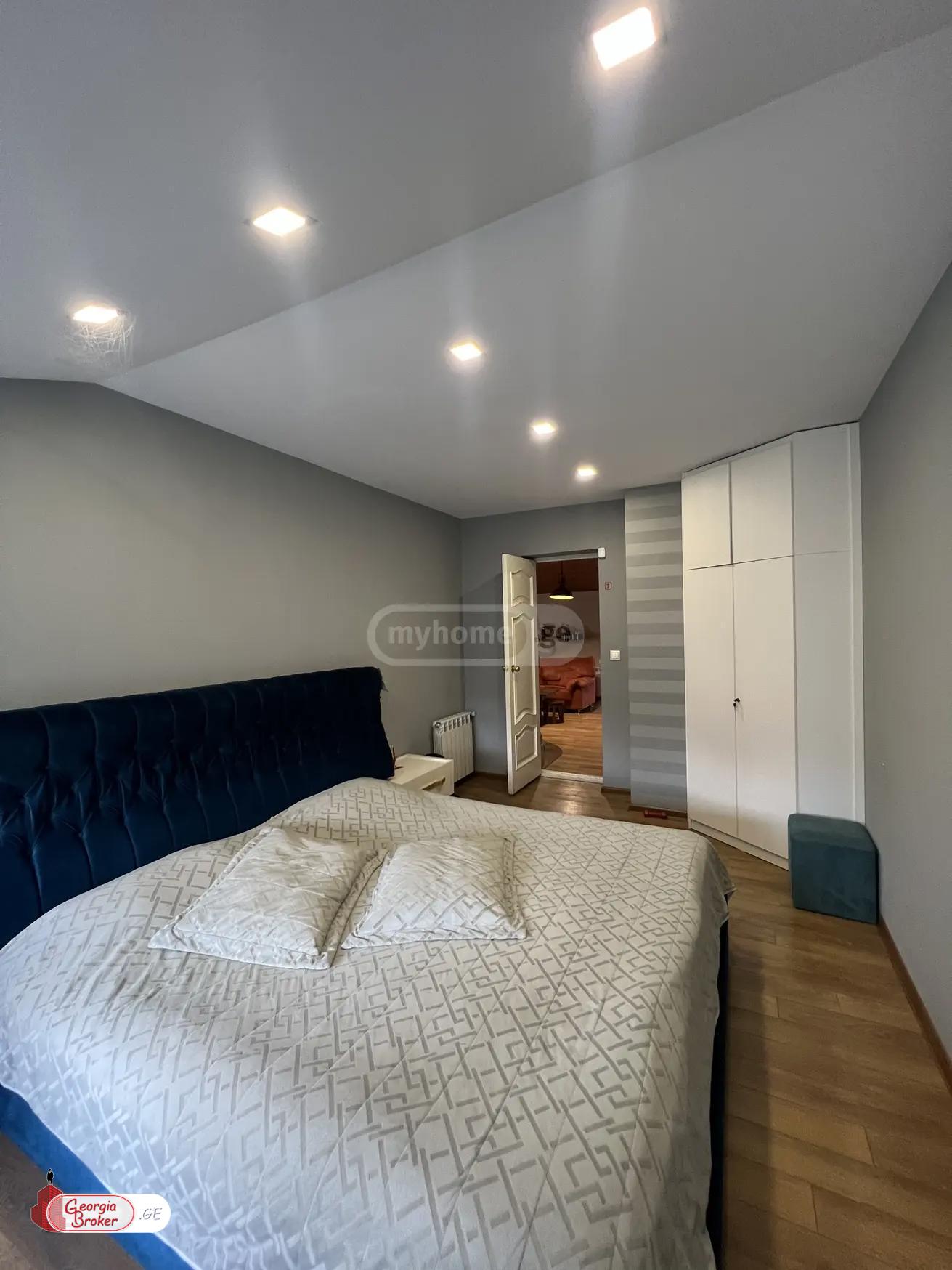 იყიდება ახალი გარემონტებული 8 ოთახიანი ბინა