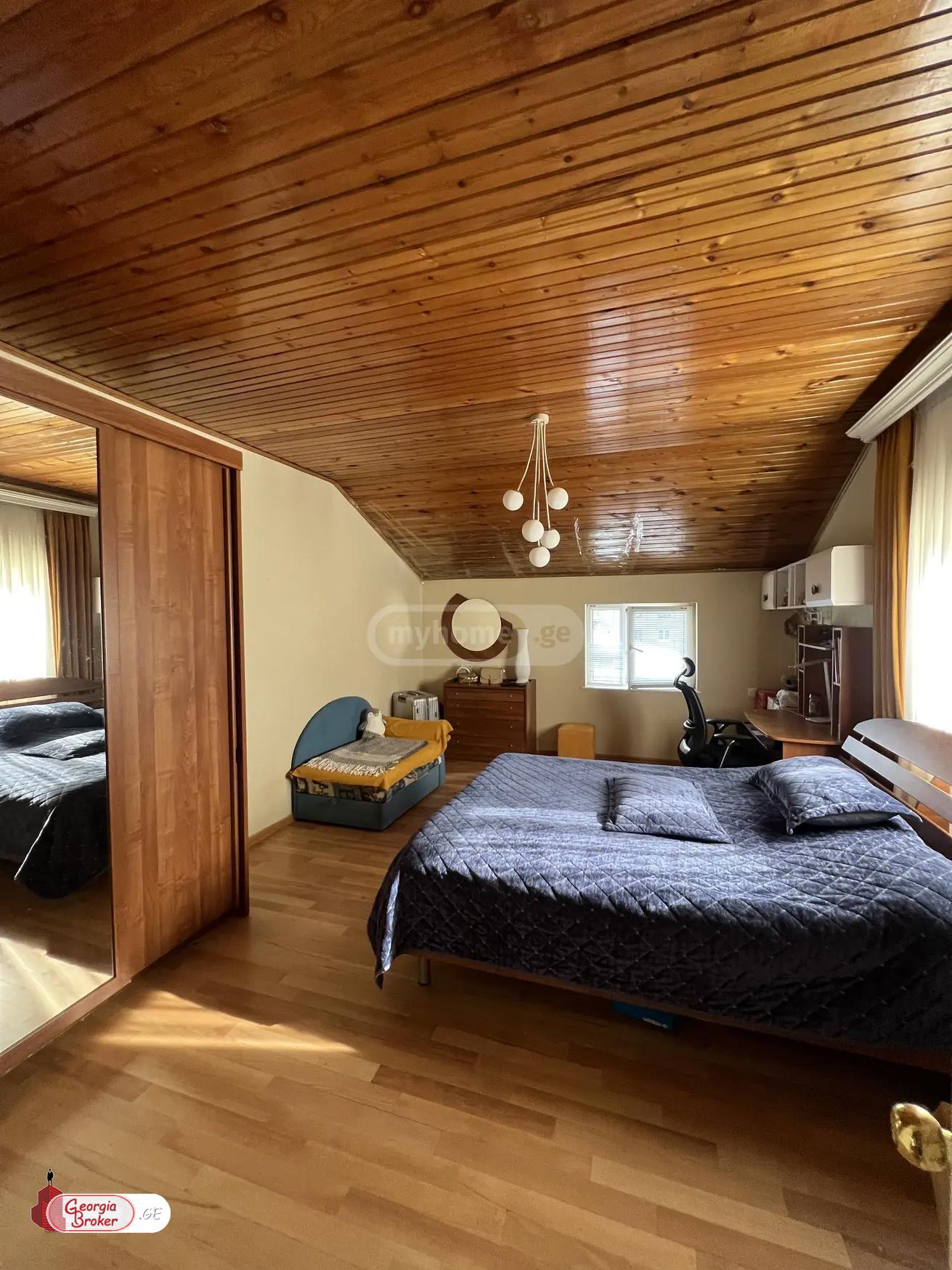 იყიდება ახალი გარემონტებული 8 ოთახიანი ბინა