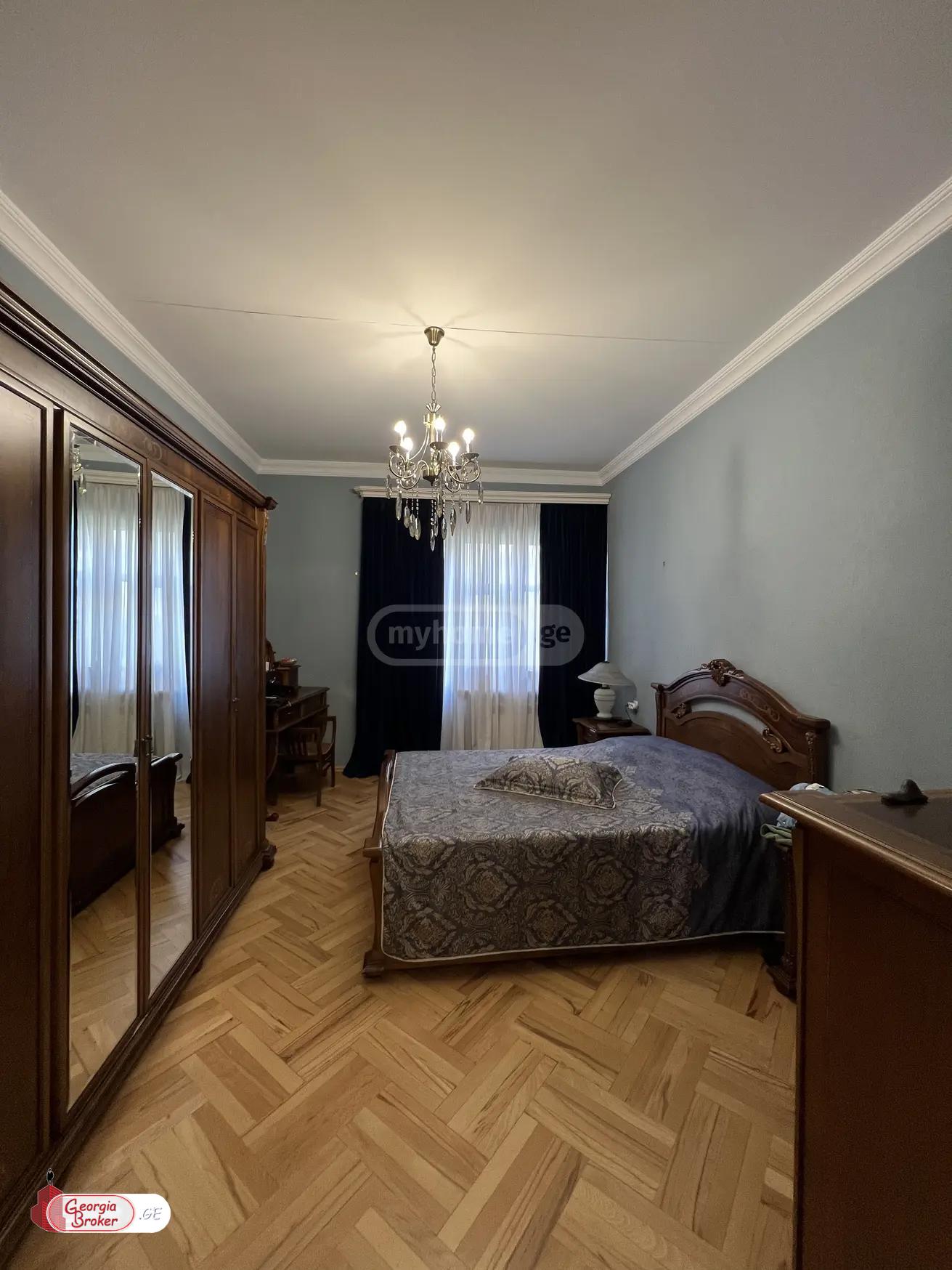 იყიდება ახალი გარემონტებული 8 ოთახიანი ბინა