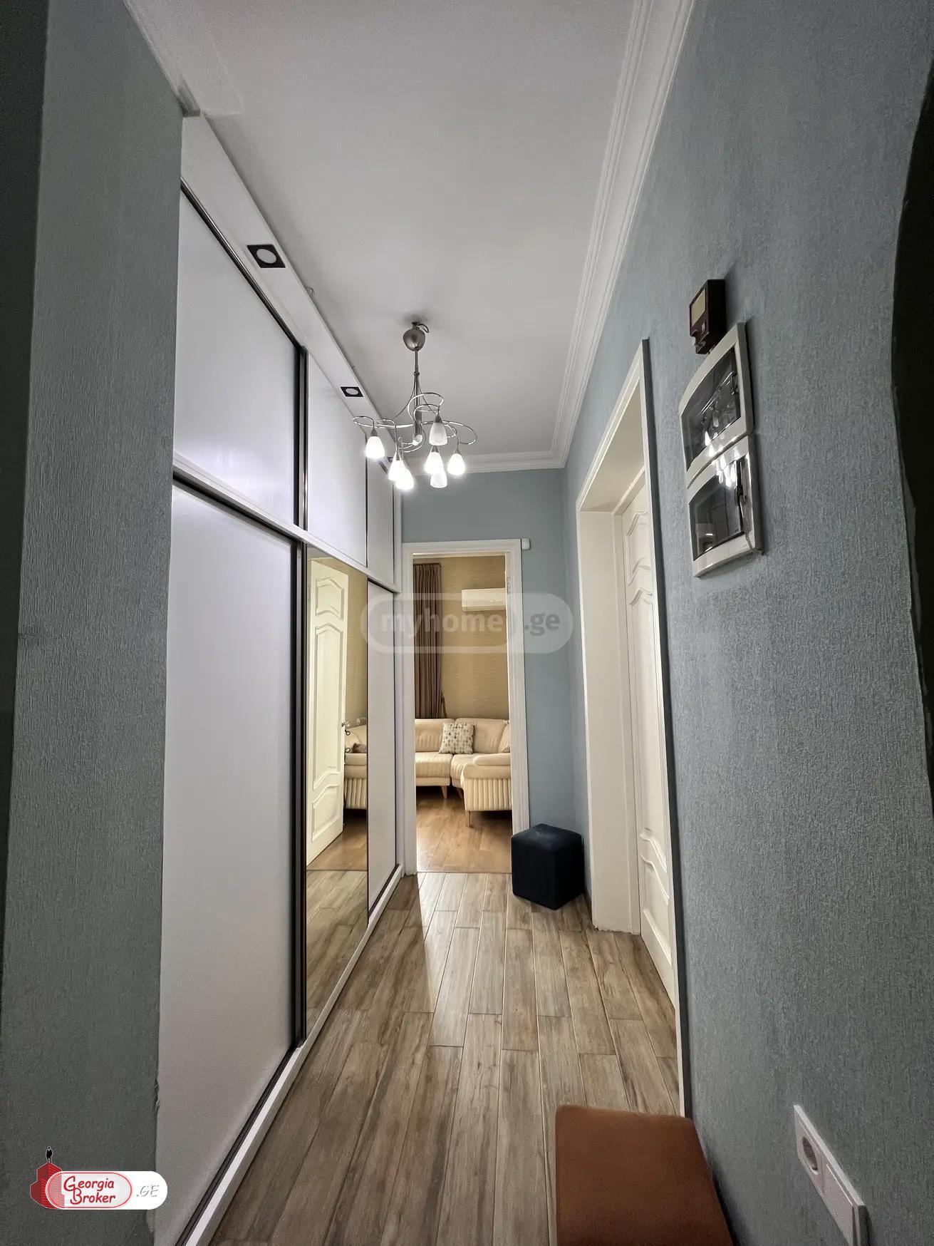 იყიდება ახალი გარემონტებული 8 ოთახიანი ბინა