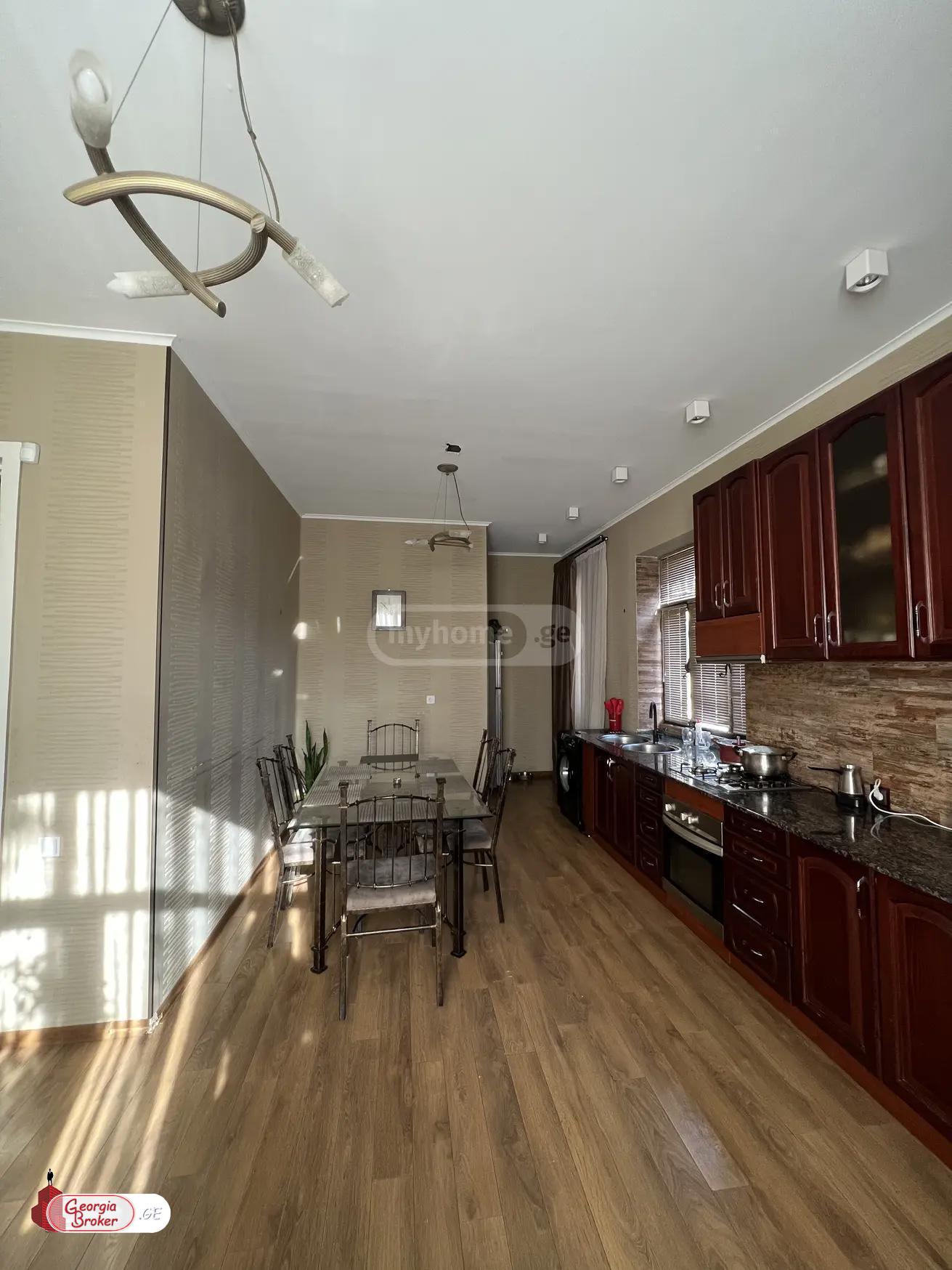 იყიდება ახალი გარემონტებული 8 ოთახიანი ბინა