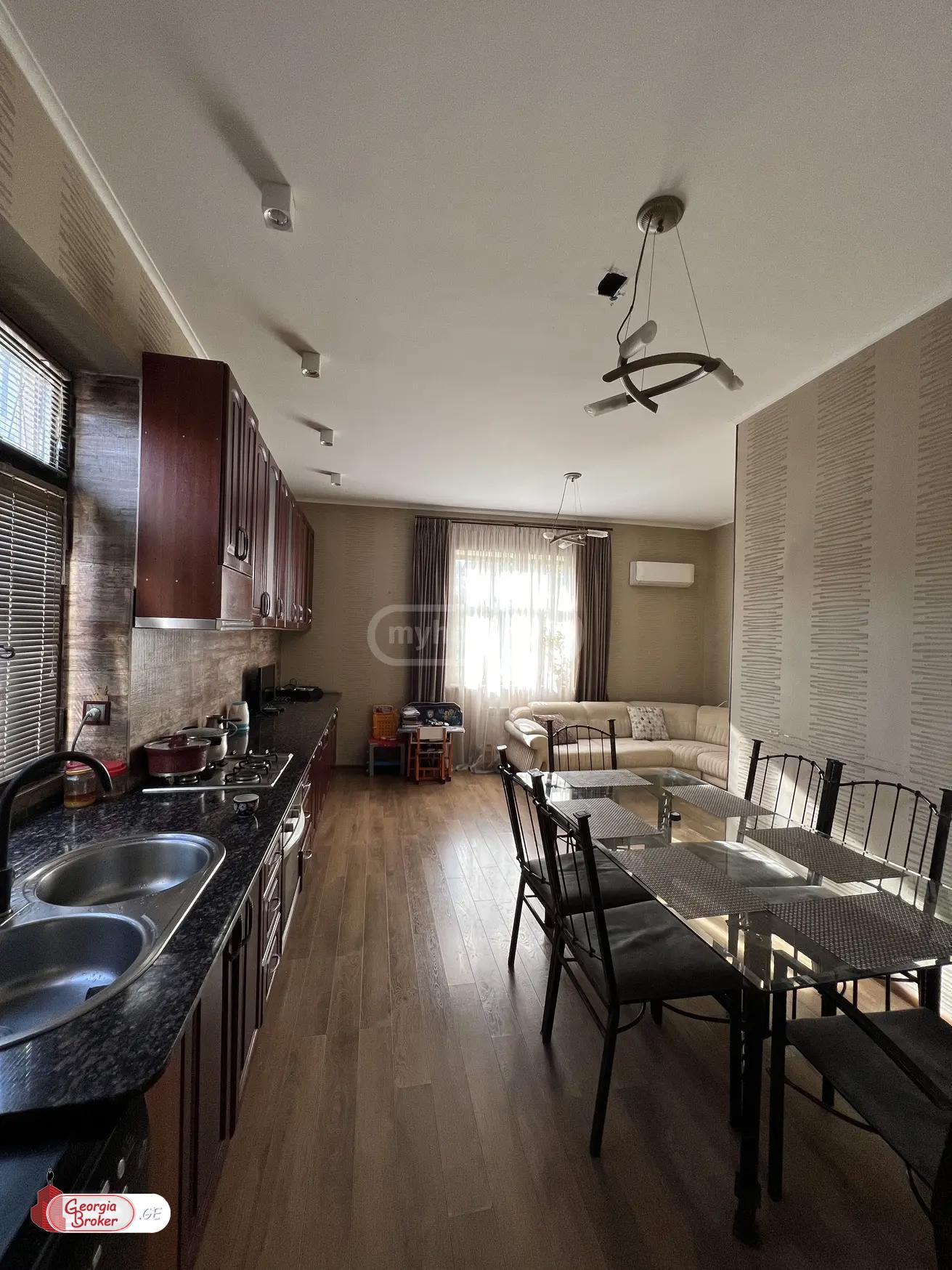 იყიდება ახალი გარემონტებული 8 ოთახიანი ბინა