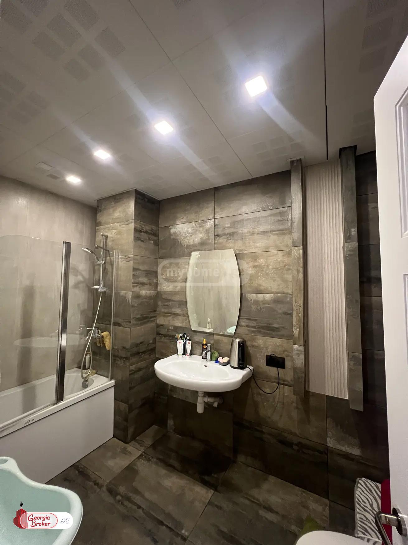 იყიდება ახალი გარემონტებული 8 ოთახიანი ბინა