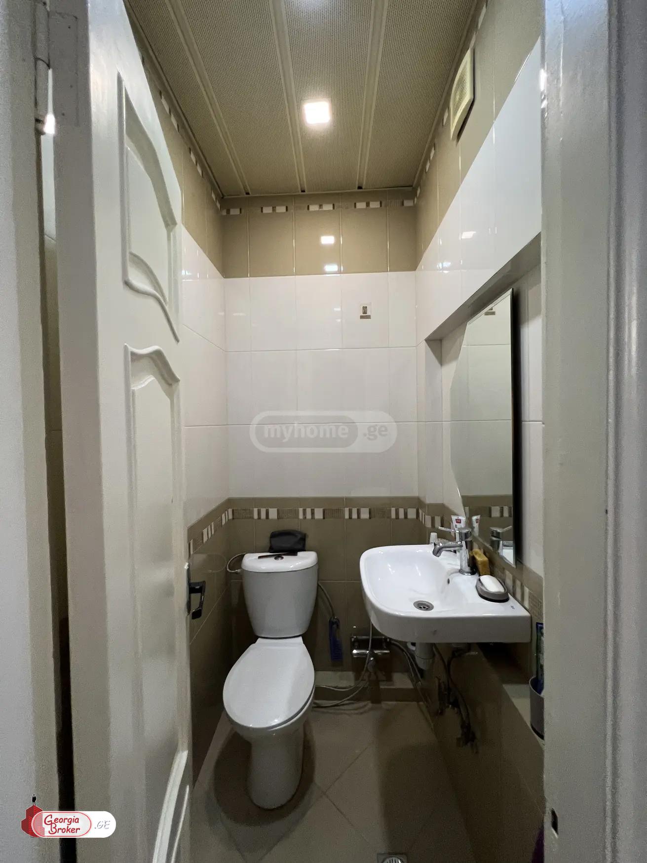 იყიდება ახალი გარემონტებული 8 ოთახიანი ბინა