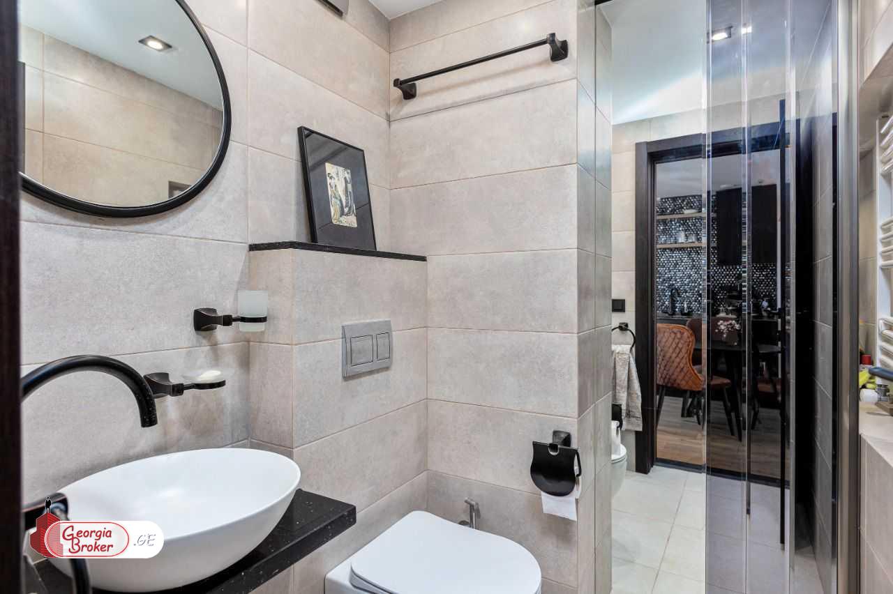 იყიდება ახალი გარემონტებული 5 ოთახიანი ბინა