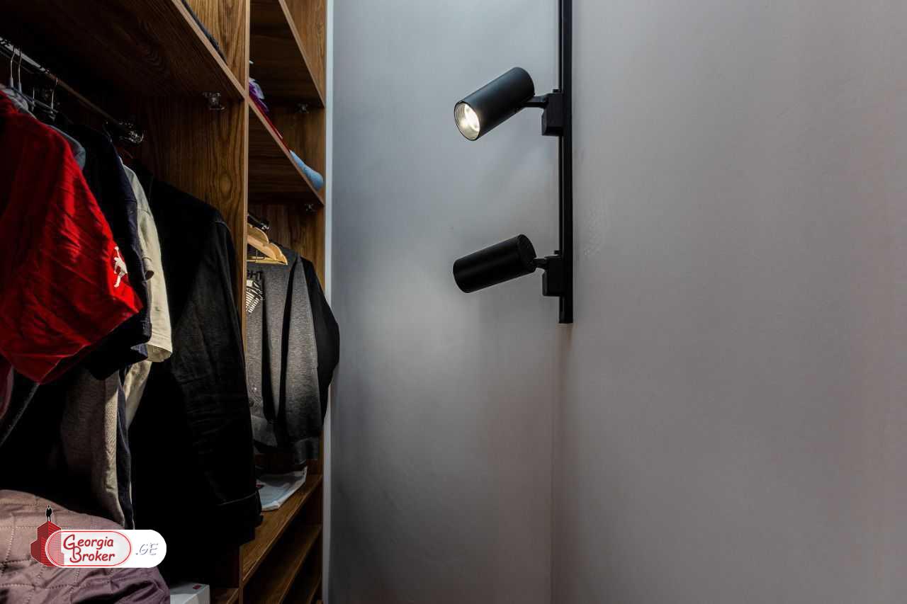 იყიდება ახალი გარემონტებული 5 ოთახიანი ბინა