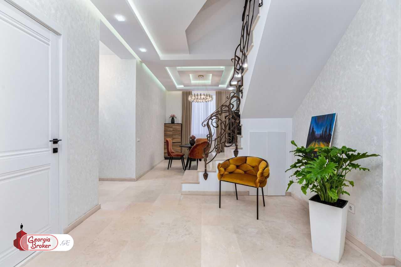 იყიდება ახალი გარემონტებული 5 ოთახიანი ბინა