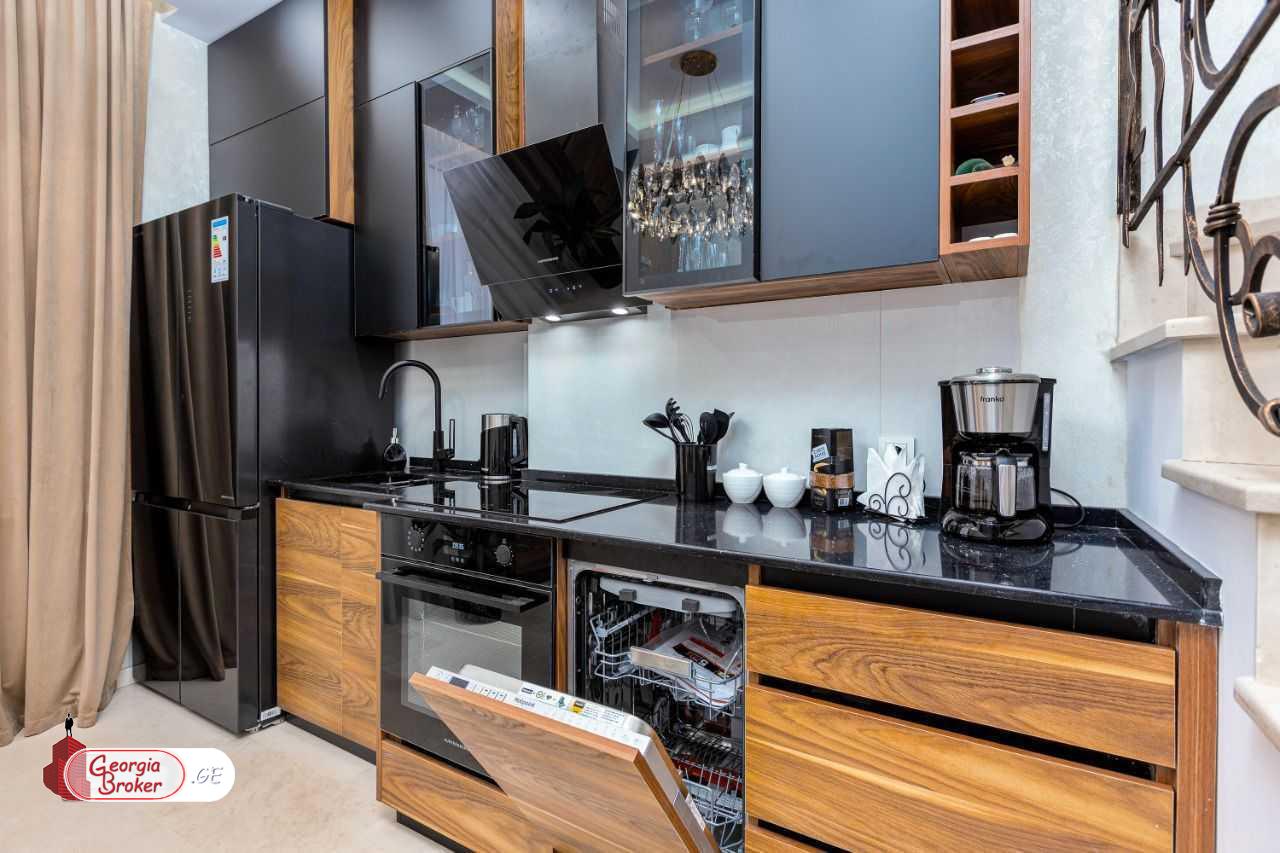 იყიდება ახალი გარემონტებული 5 ოთახიანი ბინა