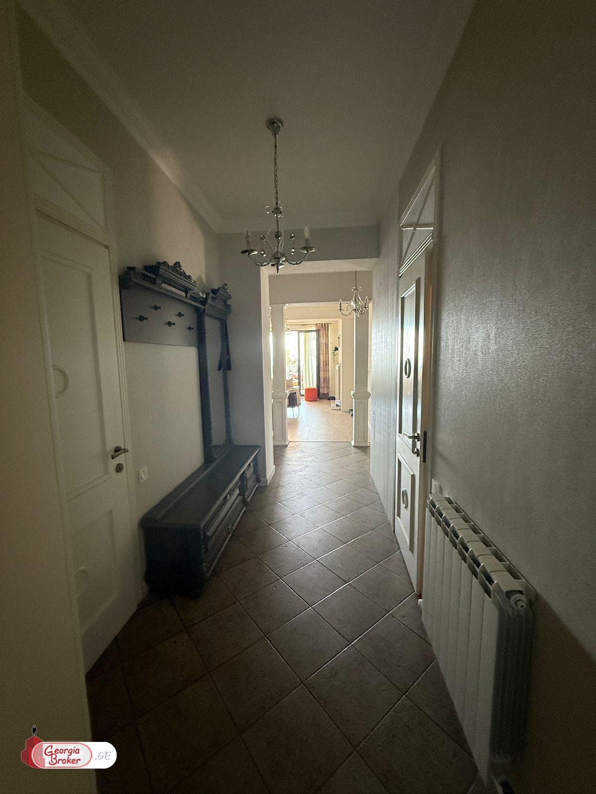 იყიდება ახალი გარემონტებული 6 ოთახიანი ბინა