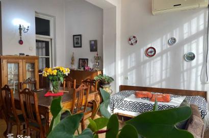 იყიდება ძველი გარემონტებული 7 ოთახიანი ბინა