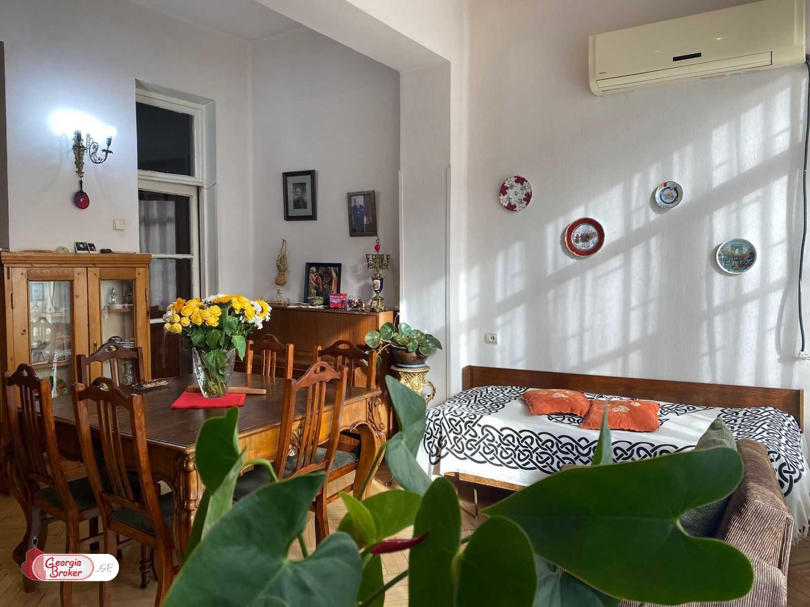 продается квартира со старым ремонтом 7-комнат