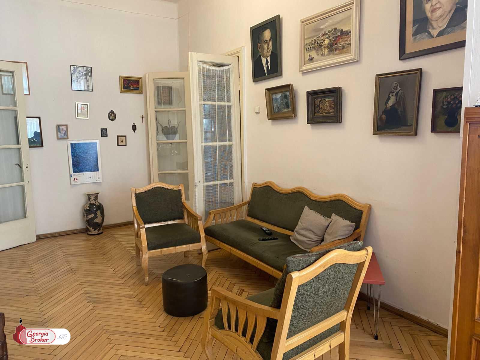 продается квартира со старым ремонтом 7-комнат