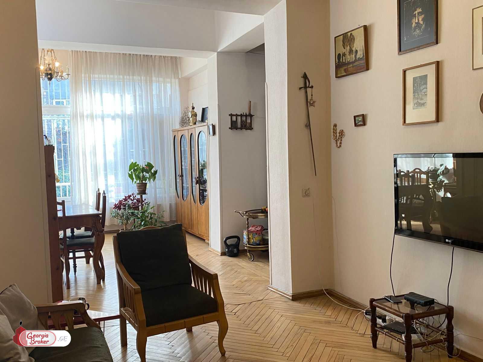 продается квартира со старым ремонтом 7-комнат