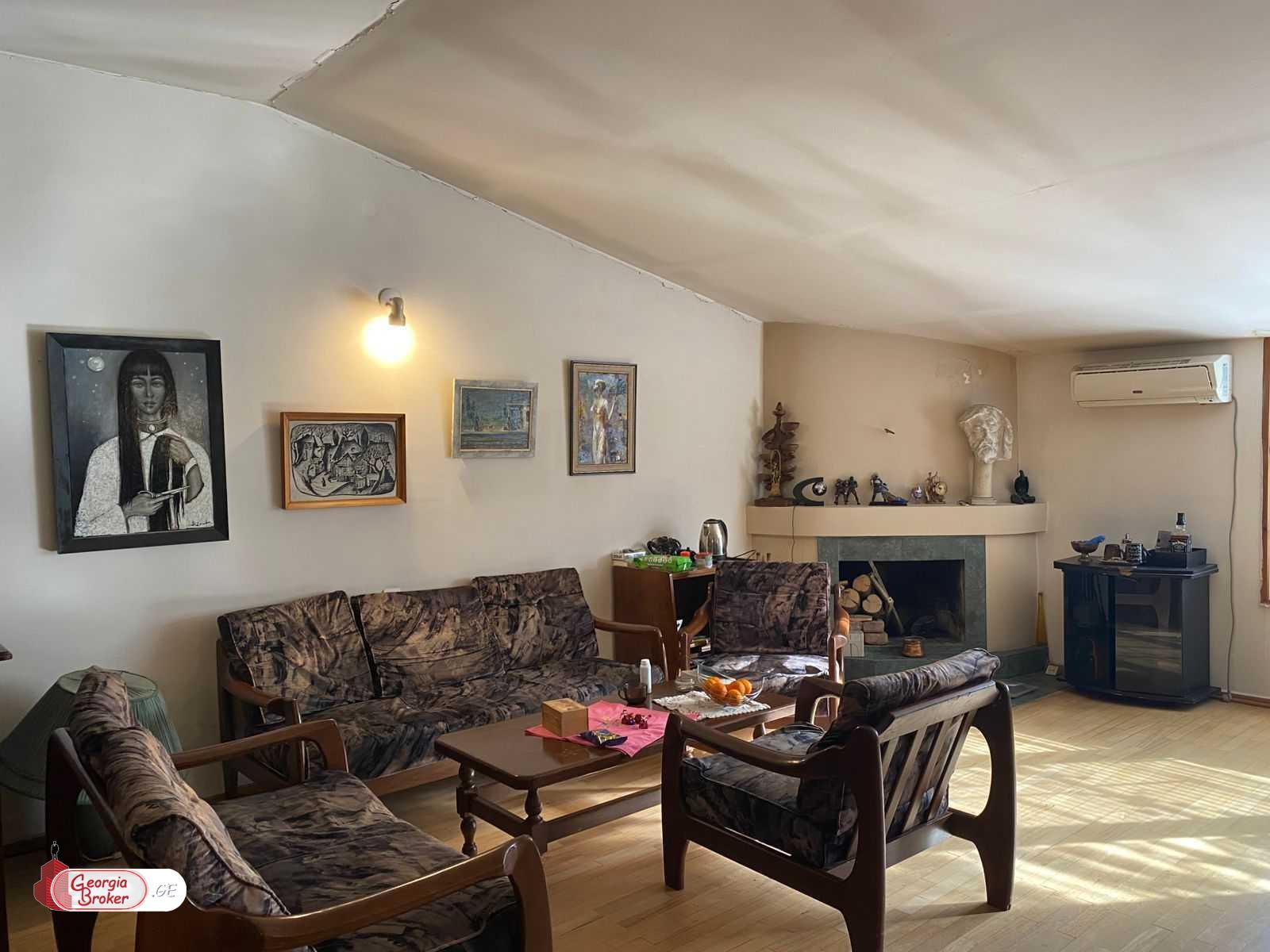 продается квартира со старым ремонтом 7-комнат