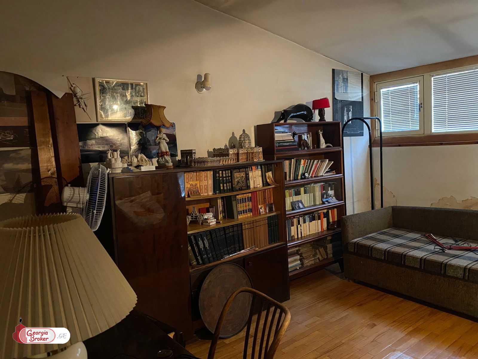 продается квартира со старым ремонтом 7-комнат