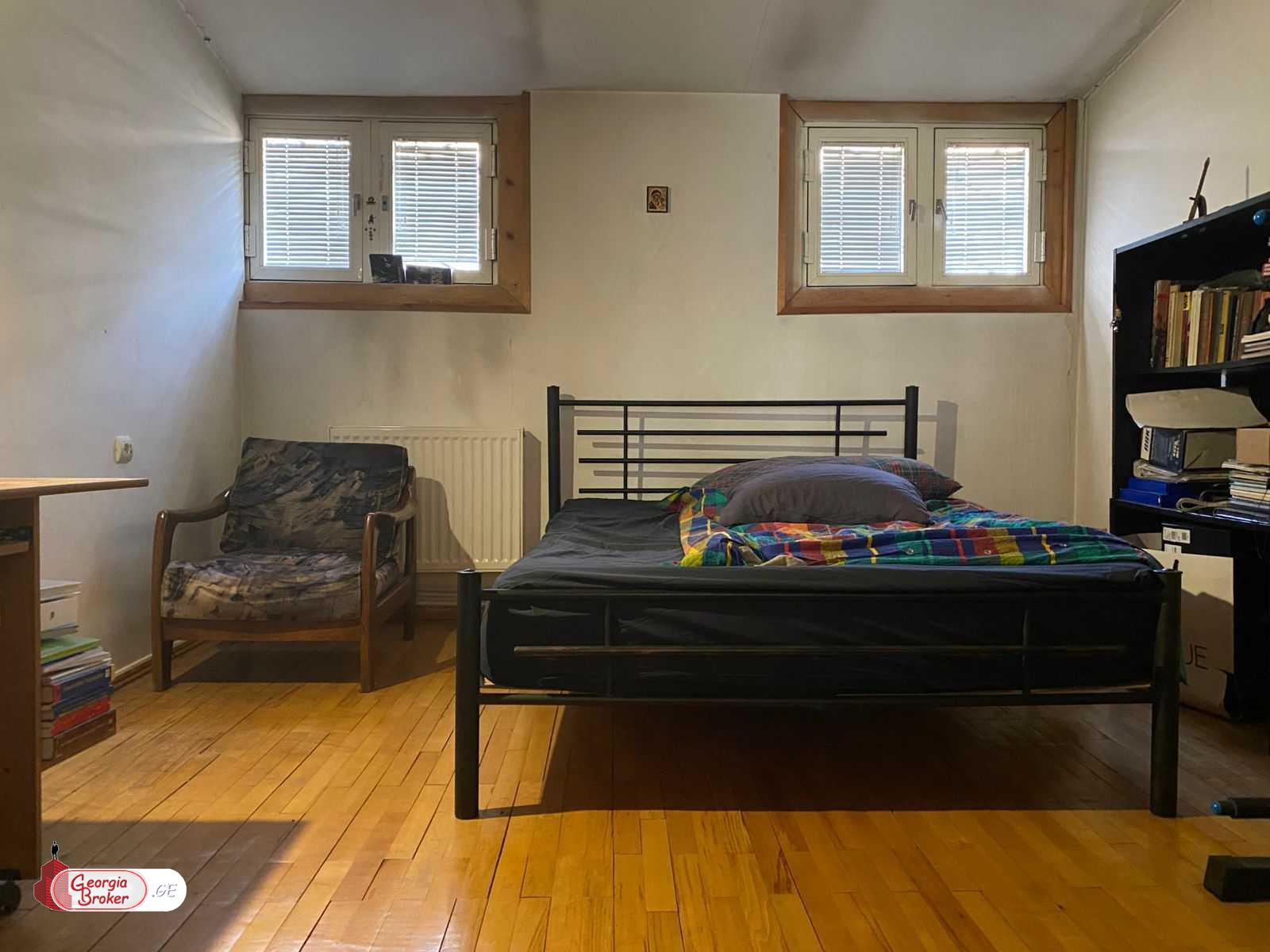 продается квартира со старым ремонтом 7-комнат