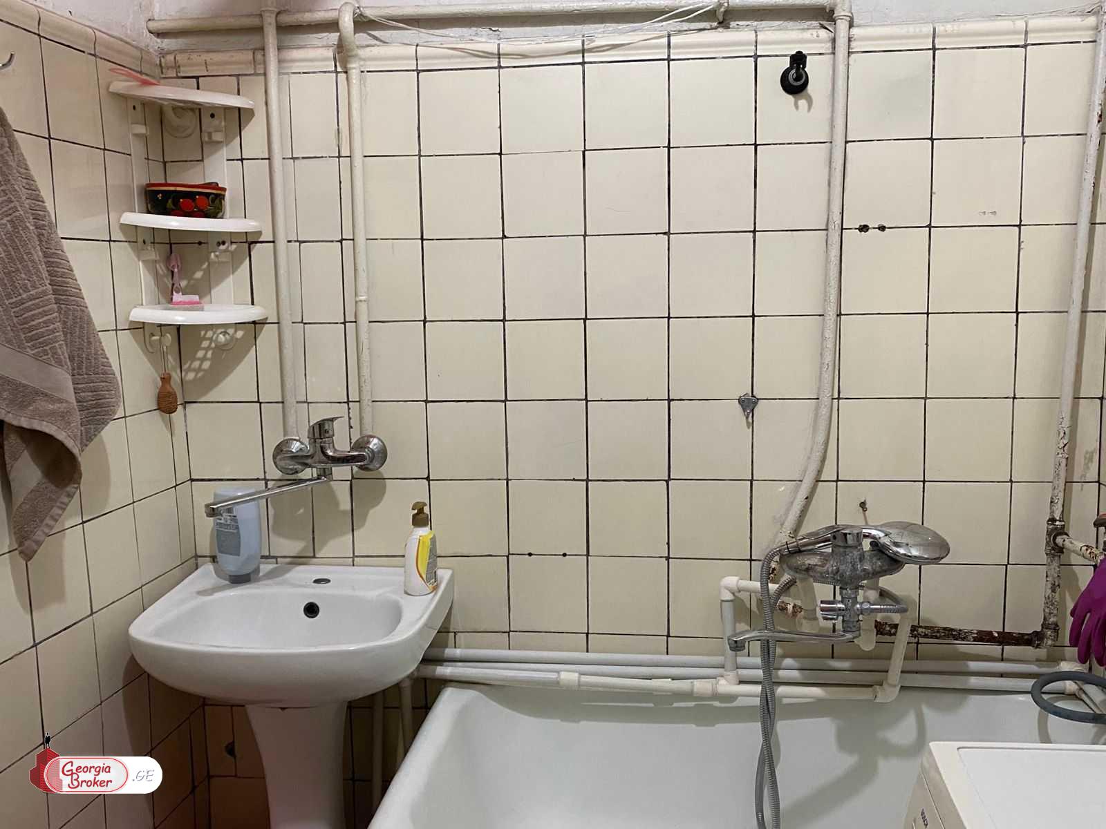 продается квартира со старым ремонтом 7-комнат