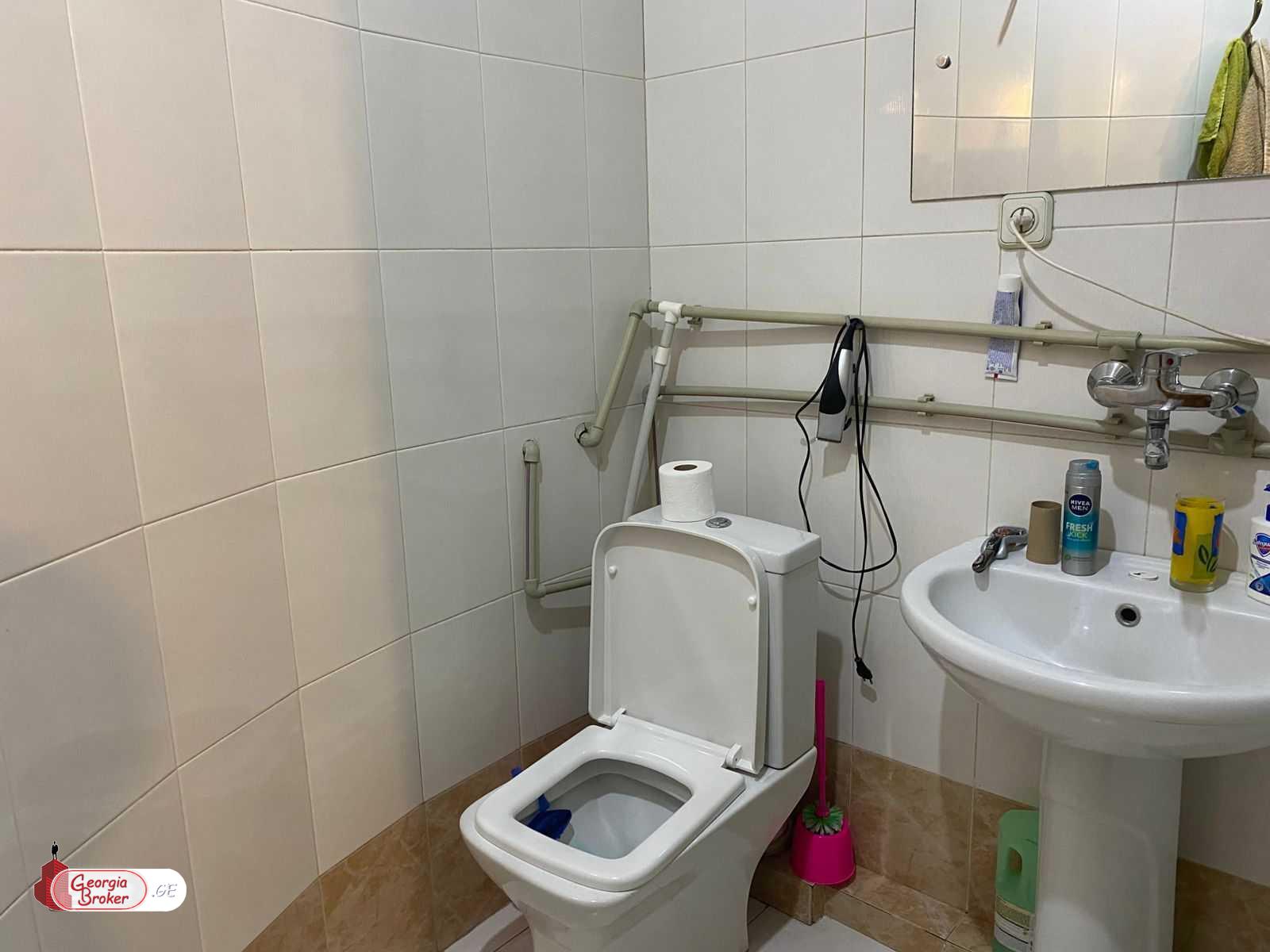 продается квартира со старым ремонтом 7-комнат