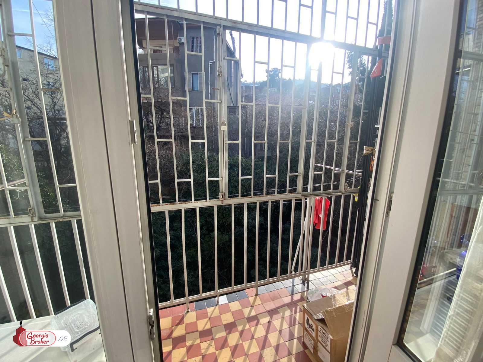 продается квартира со старым ремонтом 7-комнат