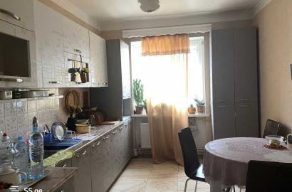 продается квартира со старым ремонтом 3-комнаты