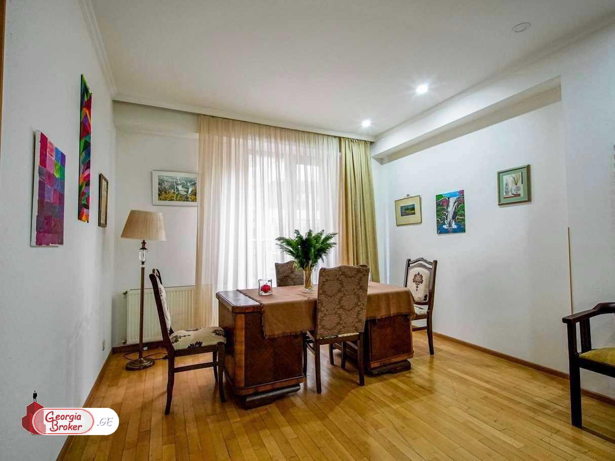 იყიდება ახალი გარემონტებული 5 ოთახიანი ბინა