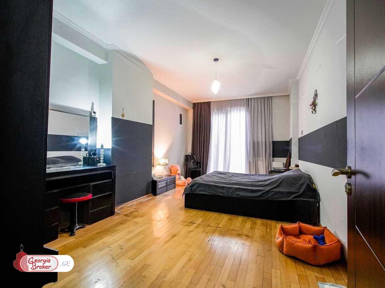 იყიდება ახალი გარემონტებული 5 ოთახიანი ბინა