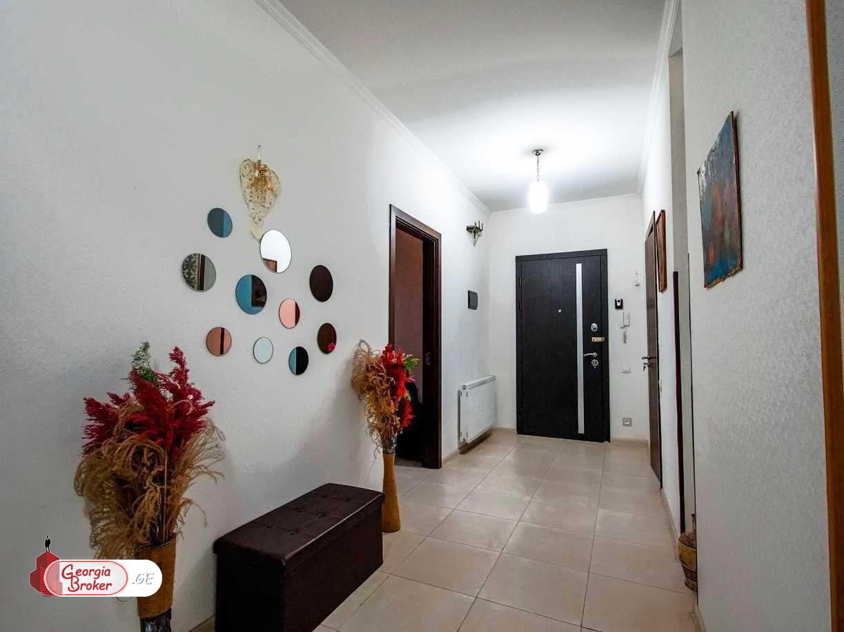 იყიდება ახალი გარემონტებული 5 ოთახიანი ბინა