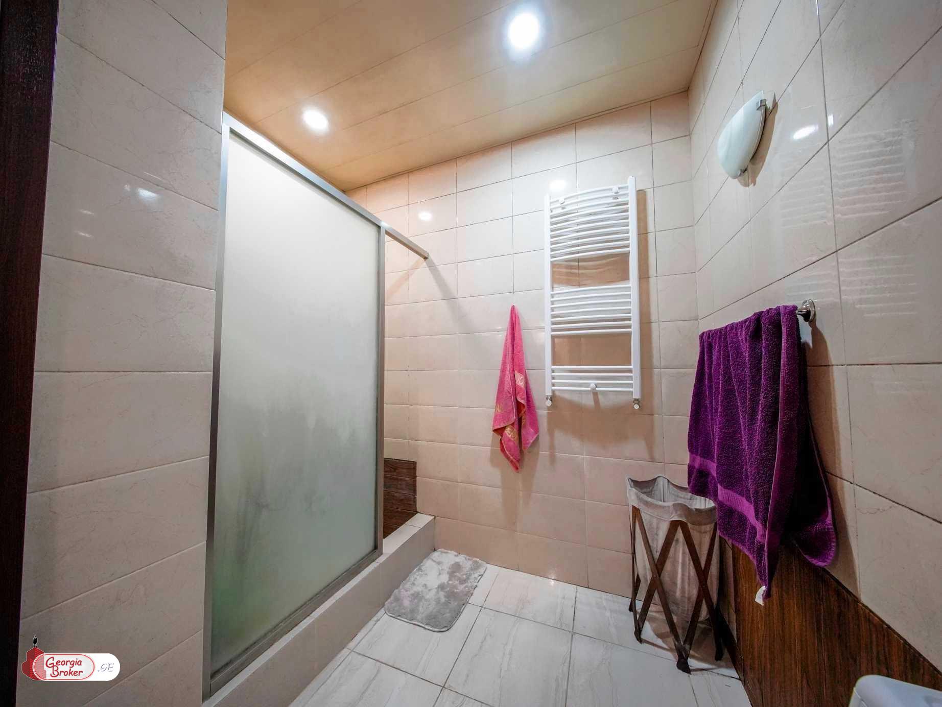 იყიდება ახალი გარემონტებული 5 ოთახიანი ბინა