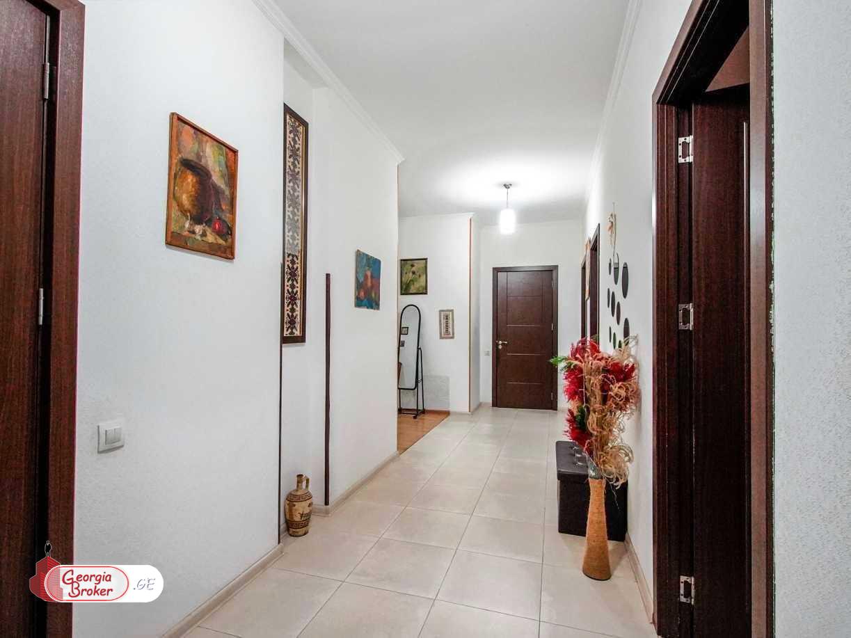 იყიდება ახალი გარემონტებული 5 ოთახიანი ბინა