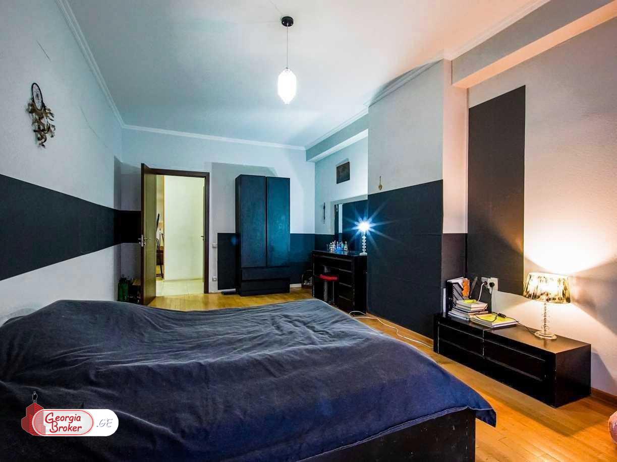 იყიდება ახალი გარემონტებული 5 ოთახიანი ბინა