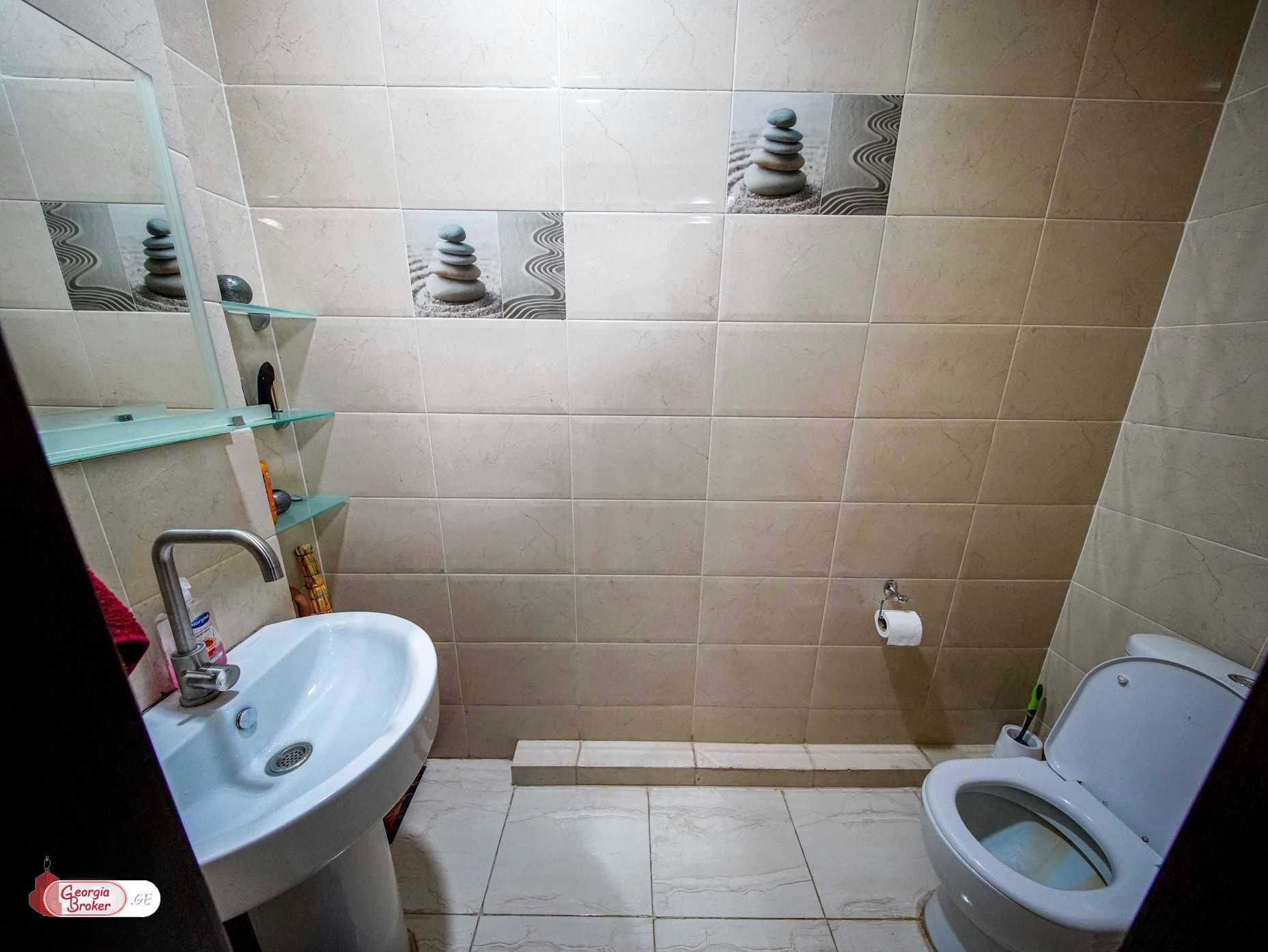 იყიდება ახალი გარემონტებული 5 ოთახიანი ბინა