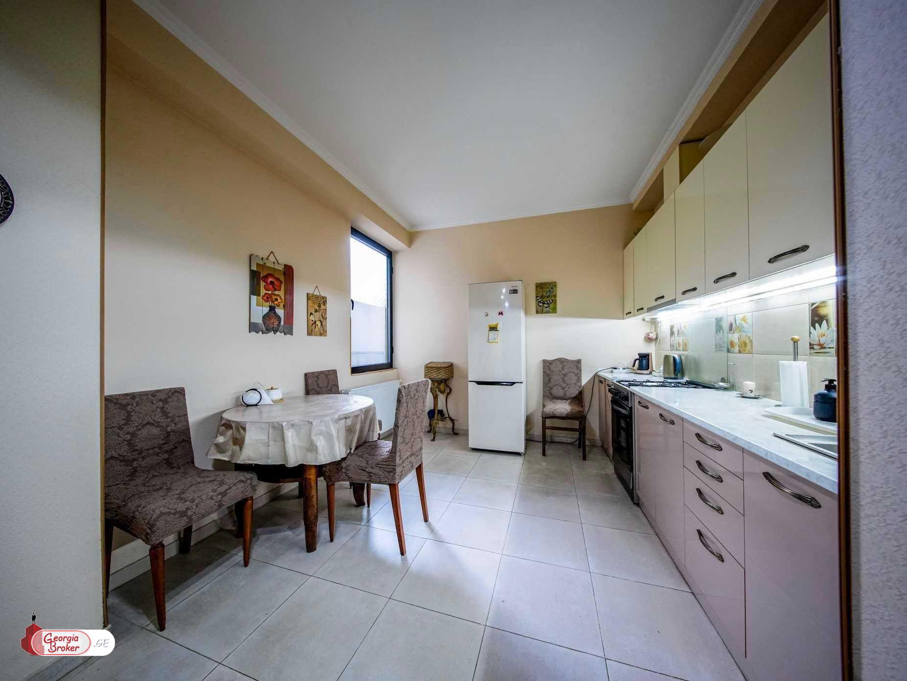 იყიდება ახალი გარემონტებული 5 ოთახიანი ბინა