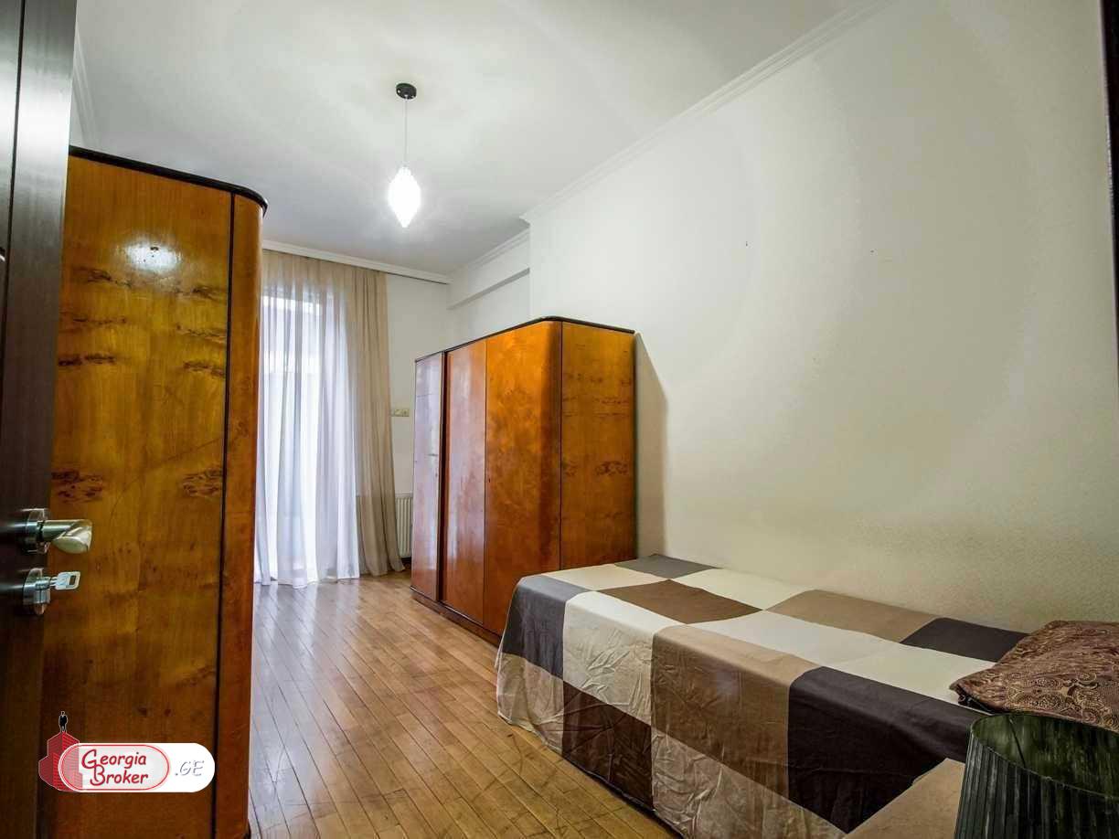 იყიდება ახალი გარემონტებული 5 ოთახიანი ბინა