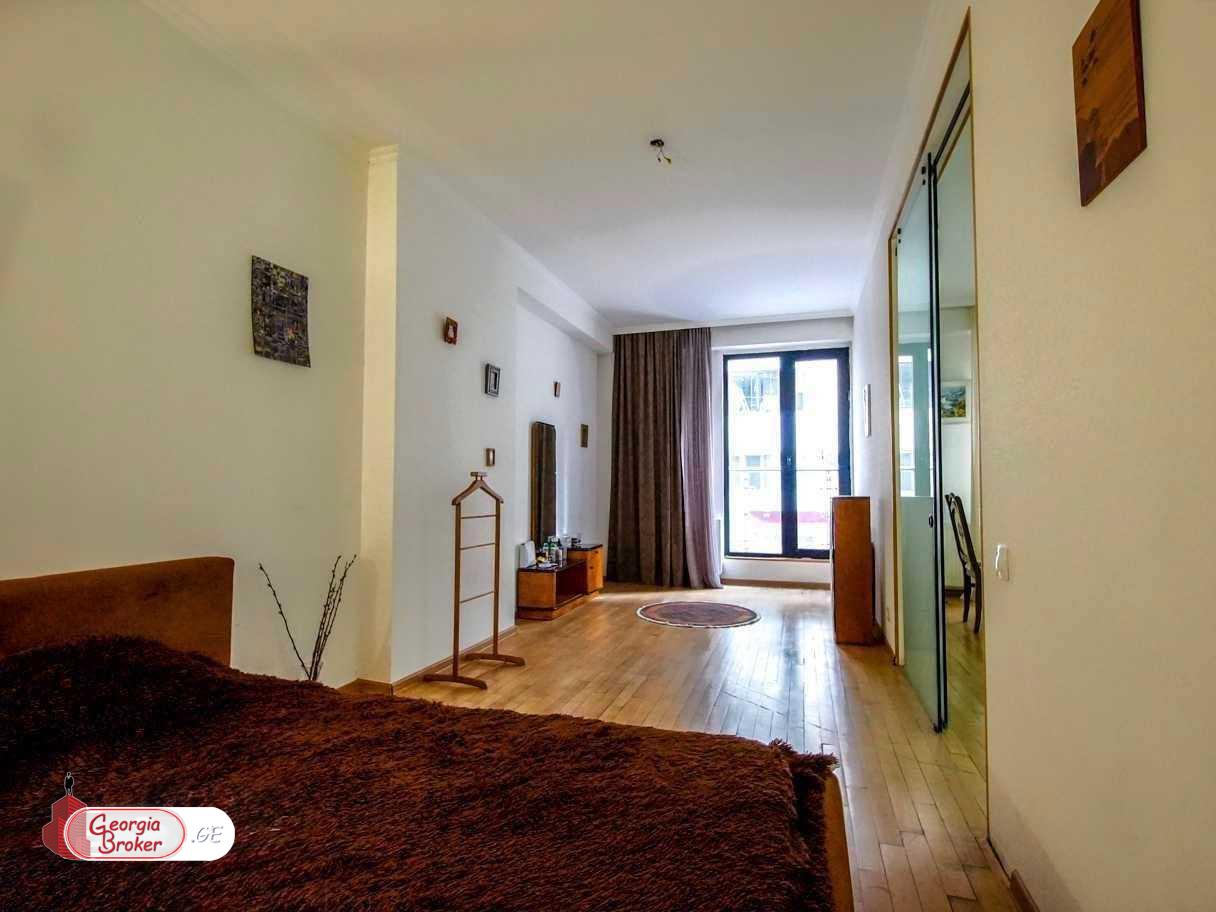 იყიდება ახალი გარემონტებული 5 ოთახიანი ბინა