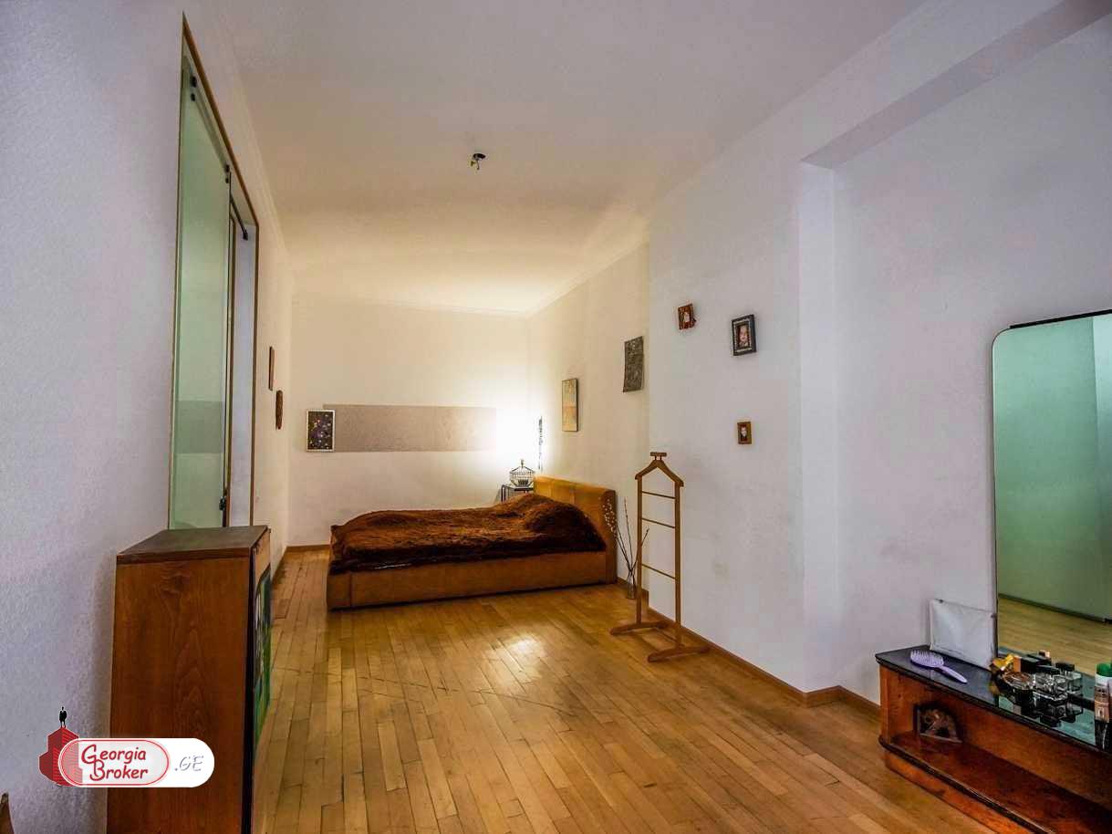 იყიდება ახალი გარემონტებული 5 ოთახიანი ბინა