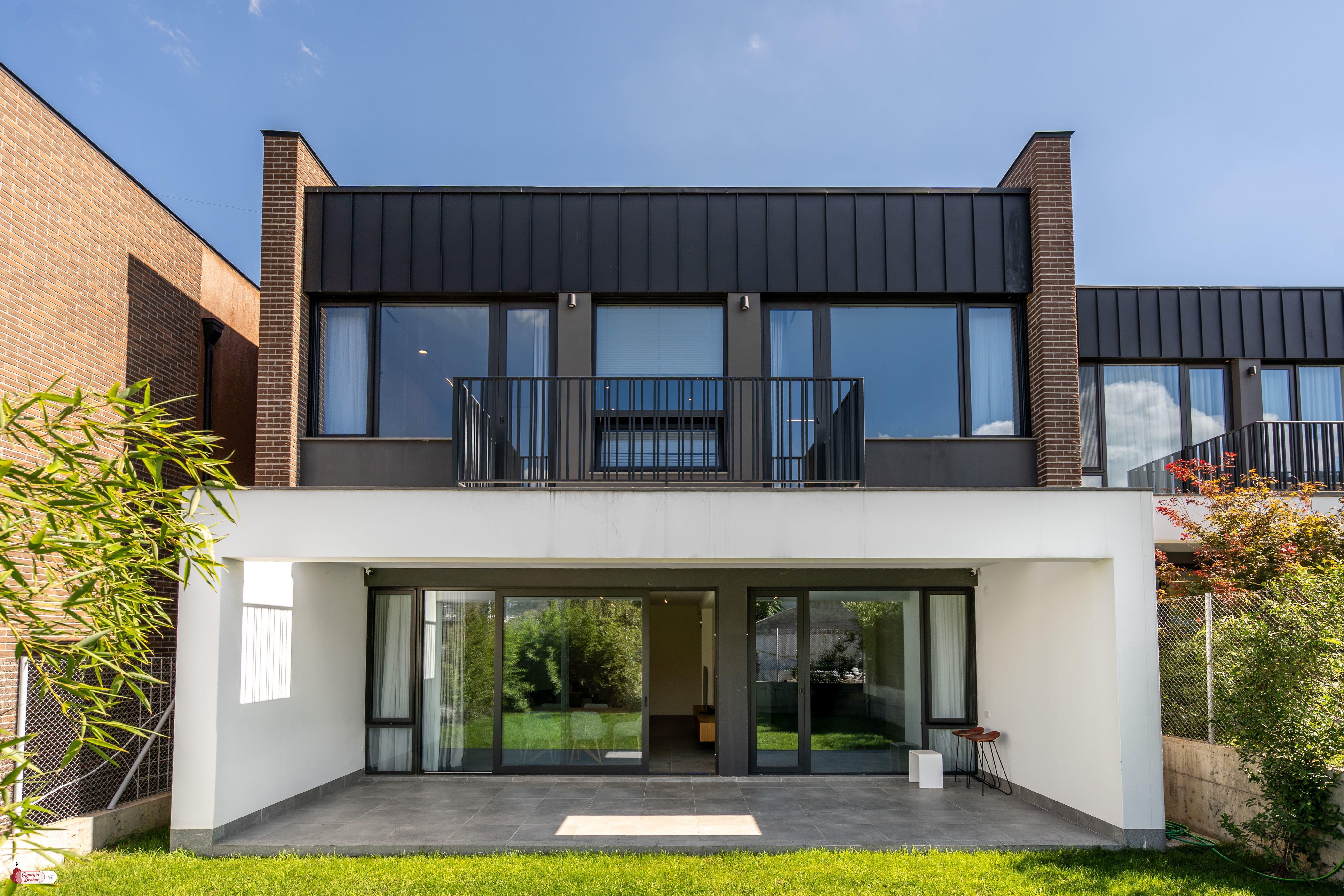 იყიდება ახალი გარემონტებული 8 ოთახიანი სახლი