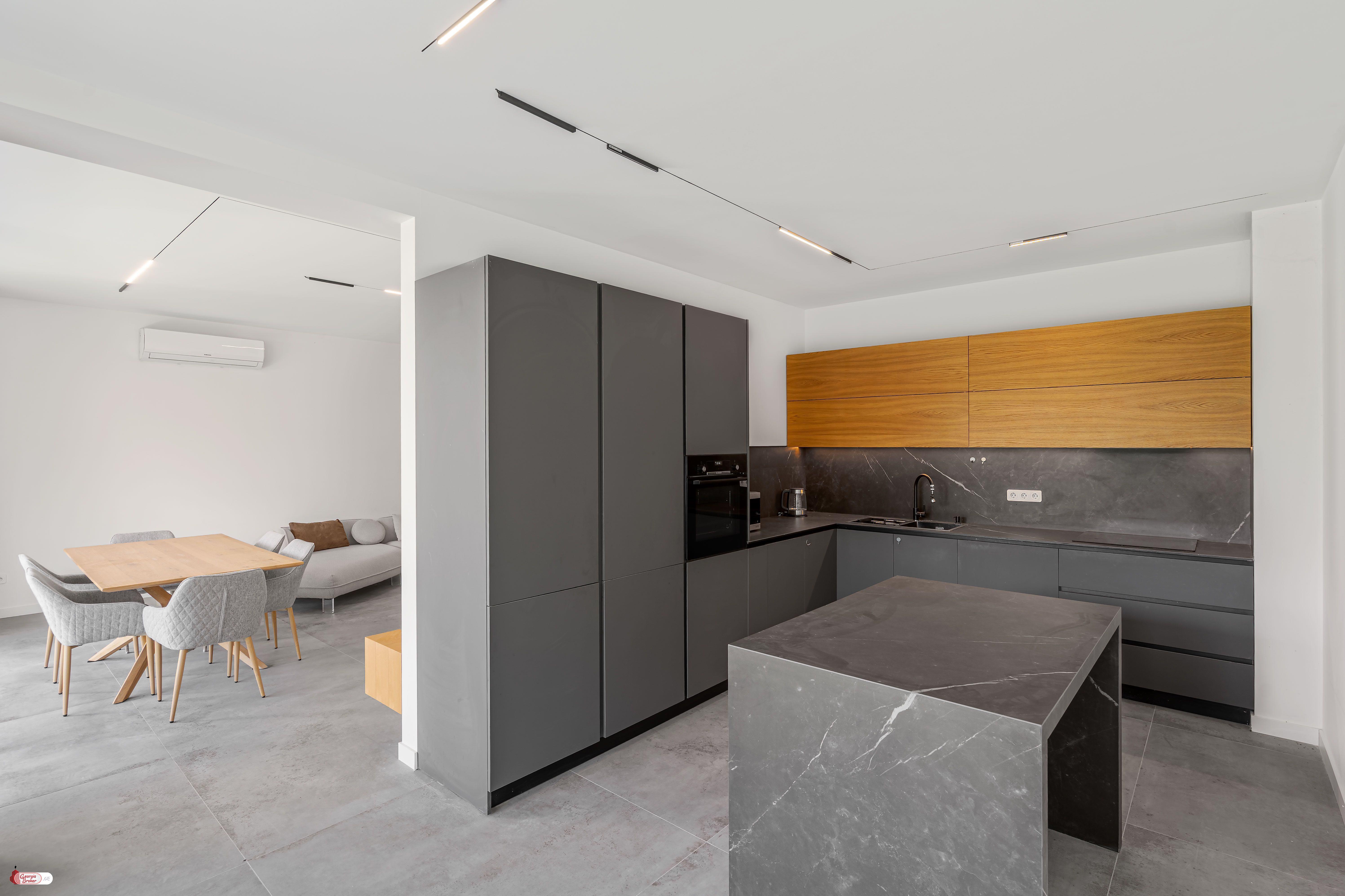 იყიდება ახალი გარემონტებული 8 ოთახიანი სახლი